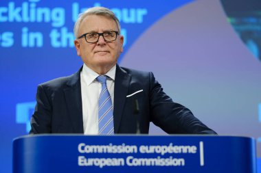 AB Komiseri Nicolas SCHMIT 'nin 20 Mart 2024' te Brüksel, Belçika 'daki öğrencilerin çalışma koşullarını iyileştirme konulu basın toplantısı.