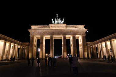 15 Mart 2024 'te Berlin, Almanya' da Brandenburg Kapısı 'nda insanlar yürür..