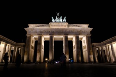 15 Mart 2024 'te Berlin, Almanya' da Brandenburg Kapısı 'nda insanlar yürür..