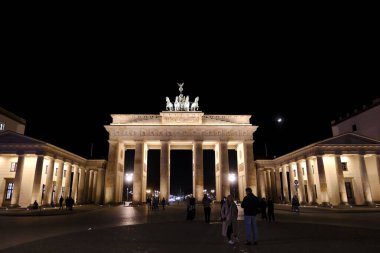 15 Mart 2024 'te Berlin, Almanya' da Brandenburg Kapısı 'nda insanlar yürür..