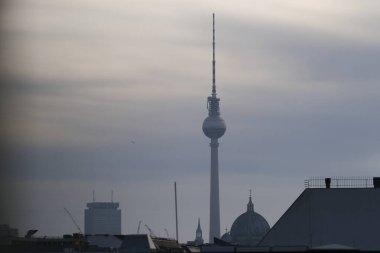 15 Mart 2024 'te Berlin, Almanya' da sisli bir sabah sırasında Berlin 'deki Fernsehturm Televizyon Kulesi' nin görüntüsü.