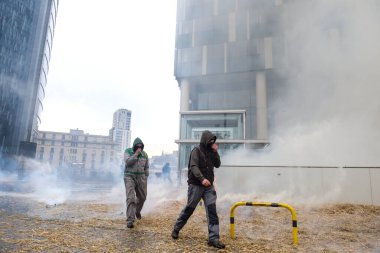 Belçika 'nın Brüksel kentinde 26 Mart 2024 tarihinde düzenlenen AB tarım bakanları toplantısında, çiftçiler fiyat baskıları, vergiler ve yeşil yönetmelikler konulu bir protesto sırasında toplum polisiyle çatıştı.