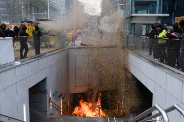 Belçika 'nın Brüksel kentinde 26 Mart 2024 tarihinde düzenlenen AB tarım bakanları toplantısında, çiftçiler fiyat baskıları, vergiler ve yeşil yönetmelikler konulu bir protesto sırasında toplum polisiyle çatıştı.