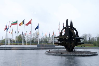NATO üyesi ülkelerin ulusal bayrakları 3 Nisan 2024 'te Brüksel, Belçika' daki örgüt merkezinin önünde dalgalanıyor..