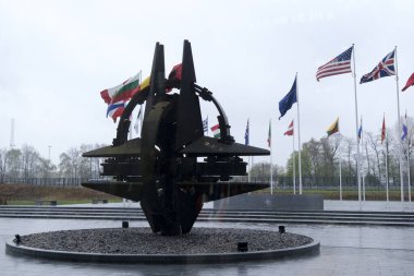 NATO üyesi ülkelerin ulusal bayrakları 3 Nisan 2024 'te Brüksel, Belçika' daki örgüt merkezinin önünde dalgalanıyor..