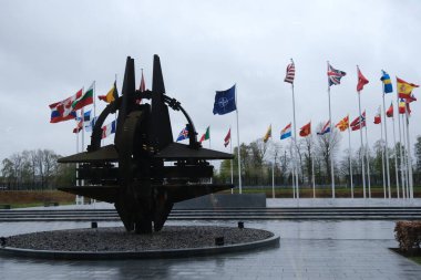 NATO üyesi ülkelerin ulusal bayrakları 3 Nisan 2024 'te Brüksel, Belçika' daki örgüt merkezinin önünde dalgalanıyor..
