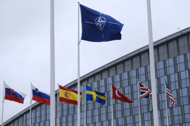 NATO üyesi ülkelerin ulusal bayrakları 3 Nisan 2024 'te Brüksel, Belçika' daki örgüt merkezinin önünde dalgalanıyor..