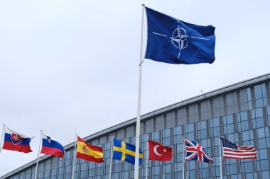NATO üyesi ülkelerin ulusal bayrakları 3 Nisan 2024 'te Brüksel, Belçika' daki örgüt merkezinin önünde dalgalanıyor..