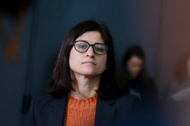 NATO dışişleri bakanlarının 3 Nisan 2024 'te Brüksel, Belçika' daki NATO genel merkezinde yapacağı toplantı öncesinde basın toplantısı düzenleyen NATO Sözcüsü Farah Dakhlallah.