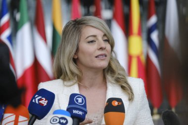 Dışişleri Bakanı Melanie Joly, 3 Nisan 2024 'te Brüksel, Belçika' daki NATO genel merkezinde NATO dışişleri bakanları toplantısı öncesinde basın mensuplarına seslendi.