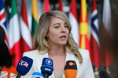 Dışişleri Bakanı Melanie Joly, 3 Nisan 2024 'te Brüksel, Belçika' daki NATO genel merkezinde NATO dışişleri bakanları toplantısı öncesinde basın mensuplarına seslendi.