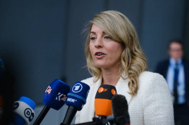 Dışişleri Bakanı Melanie Joly, 3 Nisan 2024 'te Brüksel, Belçika' daki NATO genel merkezinde NATO dışişleri bakanları toplantısı öncesinde basın mensuplarına seslendi.