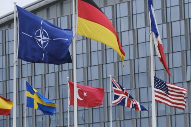 NATO üyesi ülkelerin ulusal bayrakları 3 Nisan 2024 'te Brüksel, Belçika' daki örgüt merkezinin önünde dalgalanıyor..
