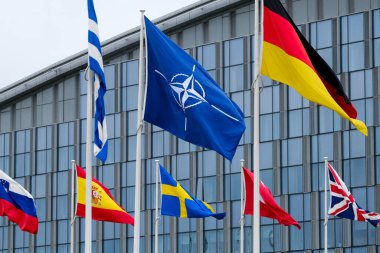 NATO üyesi ülkelerin ulusal bayrakları 3 Nisan 2024 'te Brüksel, Belçika' daki örgüt merkezinin önünde dalgalanıyor..