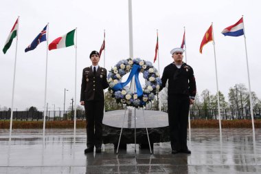 NATO Genel Sekreteri ve Askeri Komite Başkanının 4 Nisan 2024 'te Brüksel, Belçika' da düzenlenen 75. yıldönümü kutlamaları sırasında düzenlediği çelenk seremonisi.