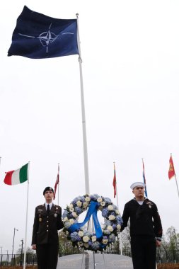 NATO Genel Sekreteri ve Askeri Komite Başkanının 4 Nisan 2024 'te Brüksel, Belçika' da düzenlenen 75. yıldönümü kutlamaları sırasında düzenlediği çelenk seremonisi.