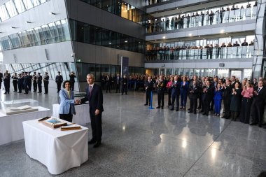 NATO Genel Sekreteri Jens Stoltenberg ve Dışişleri Bakanı Hacı Lahbib, NATO 'nun 4 Nisan 2024' te Brüksel, Belçika 'daki NATO genel merkezinde 75. kuruluş yıldönümü münasebetiyle düzenlenen törende pasta kestiler.. 