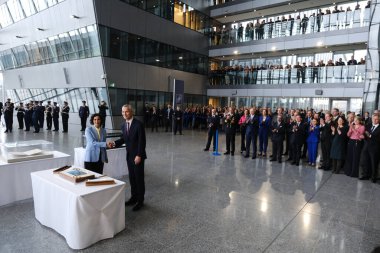 NATO Genel Sekreteri Jens Stoltenberg ve Dışişleri Bakanı Hacı Lahbib, NATO 'nun 4 Nisan 2024' te Brüksel, Belçika 'daki NATO genel merkezinde 75. kuruluş yıldönümü münasebetiyle düzenlenen törende pasta kestiler.. 
