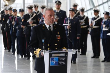 Amiral Rob Bauer, NATO 'nun 4 Nisan 2024' te Brüksel, Belçika 'daki NATO genel merkezinde 75. kuruluş yıldönümü münasebetiyle düzenlenen törende seyircilere sesleniyor.. 