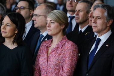 Dışişleri Bakanı Melanie Joly, 4 Nisan 2024 'te Belçika' nın Brüksel kentindeki NATO karargahında düzenlenen 75. yıldönümü münasebetiyle düzenlenen törende. 