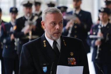 Amiral Rob Bauer, NATO 'nun 4 Nisan 2024' te Brüksel, Belçika 'daki NATO genel merkezinde 75. kuruluş yıldönümü münasebetiyle düzenlenen törende seyircilere sesleniyor.. 