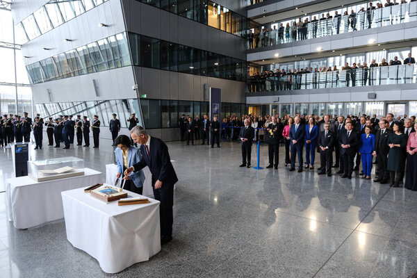 Генеральный секретарь НАТО Йенс Столтенберг и министр иностранных дел Хаджа Лахбиб разрезали торт во время церемонии, посвященной 75-летию НАТО в штаб-квартире НАТО в Брюсселе, Бельгия 4 апреля 2024 года. 