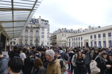 Turistler 30 Mart 2024 'te Fransa' nın Paris kentindeki Orsay Müzesi 'ne girmek için kuyruğa girdiler.