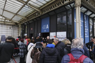 Turistler 30 Mart 2024 'te Fransa' nın Paris kentindeki Orsay Müzesi 'ne girmek için kuyruğa girdiler.