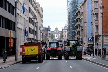 Belçikalı çiftçilerin 26 Mart 2024 'te Brüksel, Belçika' da düzenlenen AB tarım bakanları toplantısında fiyat baskıları, vergiler ve yeşil yönetmelikler konulu bir protesto sırasında traktörler sokakta duruyorlar..