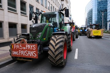 Belçikalı çiftçilerin 26 Mart 2024 'te Brüksel, Belçika' da düzenlenen AB tarım bakanları toplantısında fiyat baskıları, vergiler ve yeşil yönetmelikler konulu bir protesto sırasında traktörler sokakta duruyorlar..