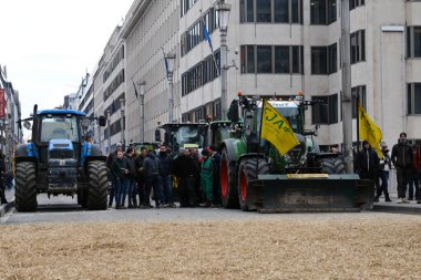 Belçikalı çiftçilerin 26 Mart 2024 'te Brüksel, Belçika' da düzenlenen AB tarım bakanları toplantısında fiyat baskıları, vergiler ve yeşil yönetmelikler konulu bir protesto sırasında traktörler sokakta duruyorlar..