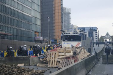 Belçika 'nın Brüksel kentinde 26 Mart 2024 tarihinde düzenlenen AB tarım bakanları toplantısında, çiftçiler fiyat baskıları, vergiler ve yeşil yönetmelikler konulu bir protesto sırasında toplum polisiyle çatıştı.