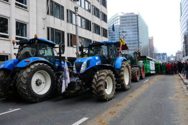 Belçikalı çiftçilerin 26 Mart 2024 'te Brüksel, Belçika' da düzenlenen AB tarım bakanları toplantısında fiyat baskıları, vergiler ve yeşil yönetmelikler konulu bir protesto sırasında traktörler sokakta duruyorlar..