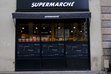 30 Mart 2024 'te Paris, Fransa' daki G20 süpermarketinin dış görüntüsü.