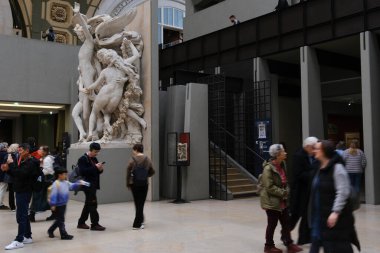 Turist kalabalığı 30 Mart 2024 'te Paris, Fransa' daki Orsay Müzesi 'nde bir tura çıkıyor..