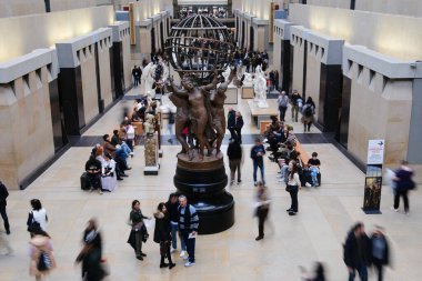 Turist kalabalığı 30 Mart 2024 'te Paris, Fransa' daki Orsay Müzesi 'nde bir tura çıkıyor..