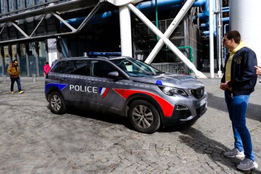 14 Mart 2024 'te Fransa' nın merkezinde bir polis aracı görüldü..