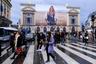 31 Mart 2024 'te Paris, Fransa' nın merkez alışveriş bölgesinde insanlar yürür.