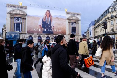31 Mart 2024 'te Paris, Fransa' nın merkez alışveriş bölgesinde insanlar yürür.