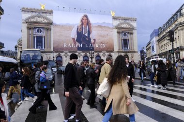 31 Mart 2024 'te Paris, Fransa' nın merkez alışveriş bölgesinde insanlar yürür.