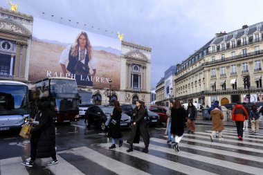 31 Mart 2024 'te Paris, Fransa' nın merkez alışveriş bölgesinde insanlar yürür.