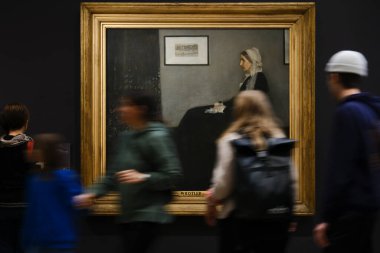 Ziyaretçiler, 30 Mart 2024 'te Paris, Fransa' daki Orsay Müzesi 'ndeki sanatçıların resimlerine bakıyorlar.