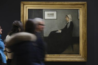 Ziyaretçiler, 30 Mart 2024 'te Paris, Fransa' daki Orsay Müzesi 'ndeki sanatçıların resimlerine bakıyorlar.