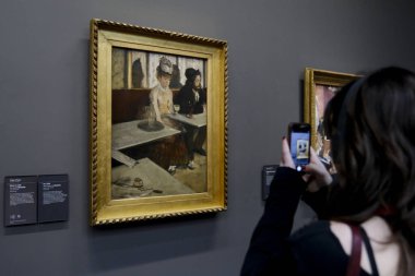 Ziyaretçiler, 30 Mart 2024 'te Paris, Fransa' daki Orsay Müzesi 'ndeki sanatçıların resimlerine bakıyorlar.