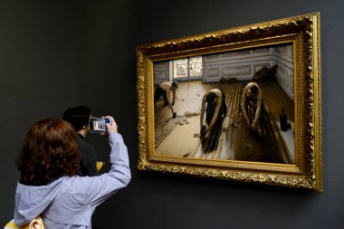 Ziyaretçiler, 30 Mart 2024 'te Paris, Fransa' daki Orsay Müzesi 'ndeki sanatçıların resimlerine bakıyorlar.