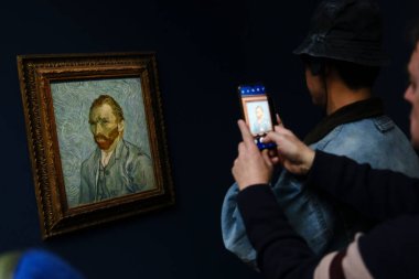 Ziyaretçiler, 30 Mart 2024 'te Paris, Fransa' daki Orsay Müzesi 'ndeki sanatçıların resimlerine bakıyorlar.