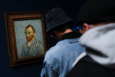 Ziyaretçiler, 30 Mart 2024 'te Paris, Fransa' daki Orsay Müzesi 'ndeki sanatçıların resimlerine bakıyorlar.