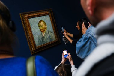 Ziyaretçiler, 30 Mart 2024 'te Paris, Fransa' daki Orsay Müzesi 'ndeki sanatçıların resimlerine bakıyorlar.