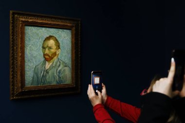 Ziyaretçiler, 30 Mart 2024 'te Paris, Fransa' daki Orsay Müzesi 'ndeki sanatçıların resimlerine bakıyorlar.