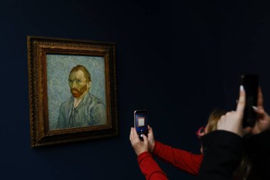 Ziyaretçiler, 30 Mart 2024 'te Paris, Fransa' daki Orsay Müzesi 'ndeki sanatçıların resimlerine bakıyorlar.